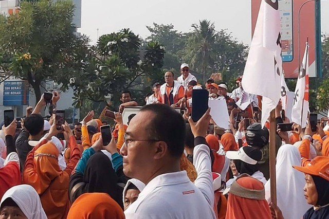 Bacapres Anies Baswedan di depan Stadion Patriot Chandrabaga, Bekasi, Sabtu (29/7/2023).  Foto: Nadia Riso/kumparan