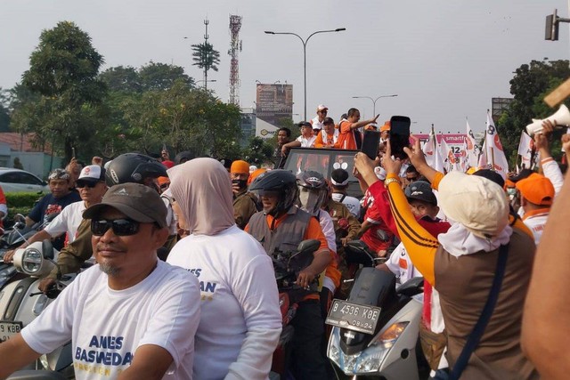 Bacapres Anies Baswedan di depan Stadion Patriot Chandrabaga, Bekasi, Sabtu (29/7/2023).  Foto: Nadia Riso/kumparan