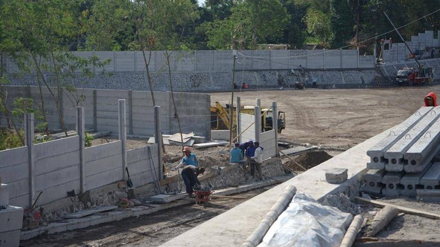 Proses pembangunan TPST Tamanmartani di Kalasan, Sleman, pada Jumat (28/7). Foto: Arif UT/Pandangan Jogja