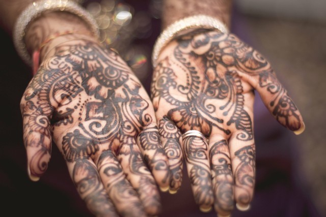 ilustrasi Cara Bikin Hena. Unsplash/James Dougas.