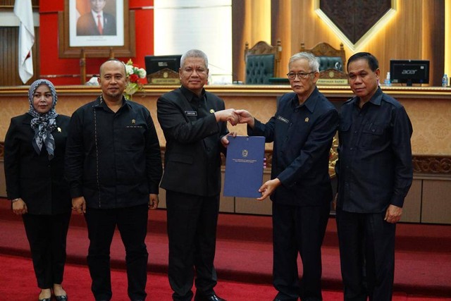 Sekda Harisson menghadiri rapat paripurna DPRD Kalbar. Foto: Dok. Adpim Pemprov Kalbar