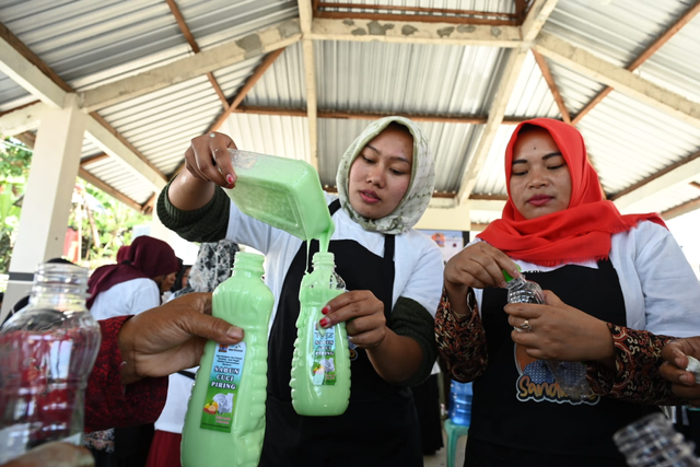 Relawan SandiUno Gerbong Pecinta Sandi Uno bersama Seeker Revolution dalam menggelar pelatihan sabun cico bersama ibu-ibu PKK Desa Karangsari, Kabupaten Pemalang. Foto: Dok. Istimewa