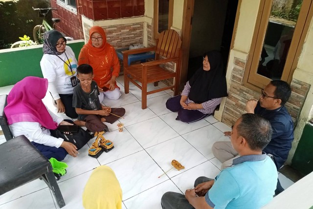 Disdik dan KPAI Purwakarta menyambangi kediaman Ivan Gunawan di Kecamatan Babakancikao, Purwakarta. Dok: kumparan