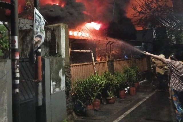 Kebakaran melanda sebuah bangunan rumah yang dijadikan gudang penyimpanan karet spons di Jalan Sawo, Gunung Sahari, Jakarta Pusat, Sabtu (29/7). Foto: Sudin Gulkarmat Jakpus