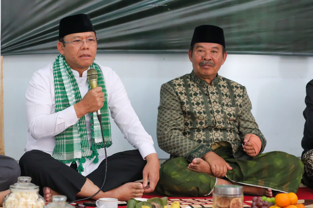 Plt Ketua Umum PPP bersama pengasuh Pondok Pesantren Miftakhurrosyidin Dusun Cekelan, Temanggung KH Tohir Mukhlasin. Foto: Dok. Istimewa