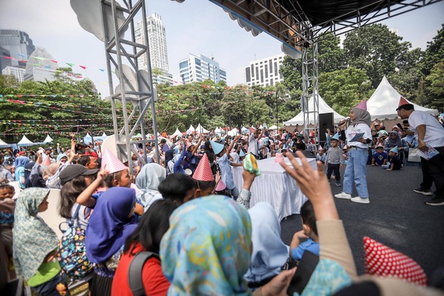 Keseruan anak-anak merayakan ulang tahunya dalam rangkaian Festival Hari Anak 2023 di Taman Anggrek, Gelora Bung Karno, Jakarta, Sabtu (29/7/2023).  Foto: Jamal Ramadhan/kumparan