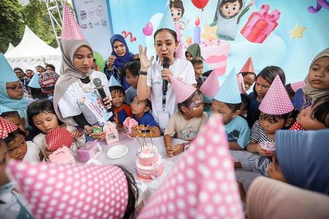 Keseruan anak-anak merayakan ulang tahunya dalam rangkaian Festival Hari Anak 2023 di Taman Anggrek, Gelora Bung Karno, Jakarta, Sabtu (29/7/2023).  Foto: Jamal Ramadhan/kumparan