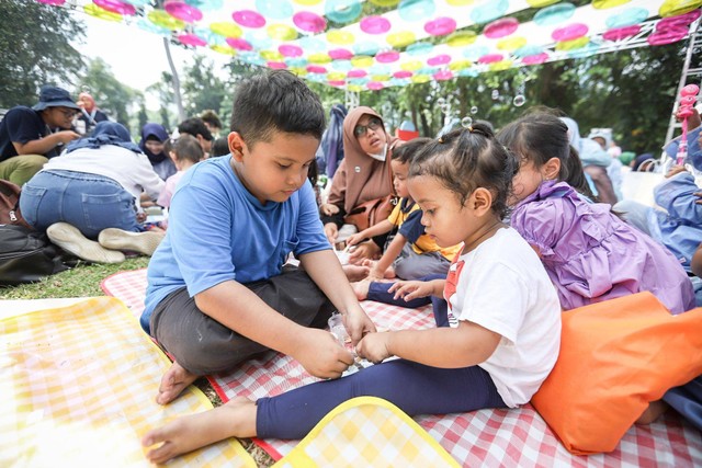 Keseruan anak-anak membuat slime dalam rangkaian Festival Hari Anak 2023 di Taman Anggrek, Gelora Bung Karno, Jakarta, Sabtu (29/7/2023). Foto: Jamal Ramadhan/kumparan