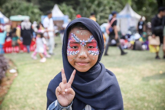 Keseruan face painting dalam rangkaian Festival Hari Anak 2023 di Taman Anggrek, Gelora Bung Karno, Jakarta, Sabtu (29/7/2023). Foto: Jamal Ramadhan/kumparan