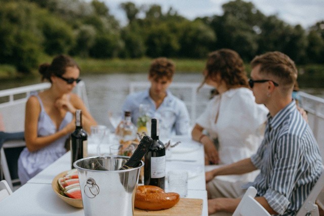 Ilustrasi double date dalam pacaran. Sumber foto: pexels/KoolShooters.