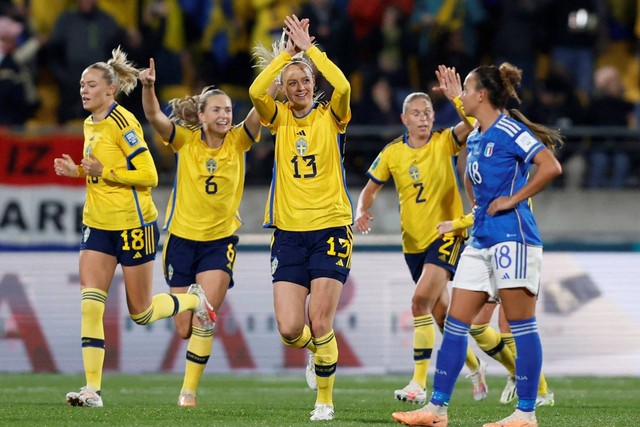 Pemain Swedia Amanda Ilestedt merayakan gol pertamanya bersama rekan setimnya saat hadapi Italia pada pertandingan Piala Dunia Wanita 2023, di Stadion Regional Wellington, Wellington, Selandia Baru, Sabtu (29/7/2023). Foto: Amanda Perobelli/REUTERS