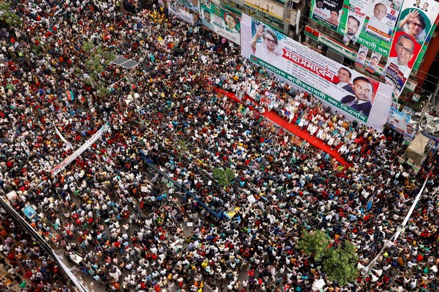 Pendukung dari seluruh negeri bergabung dalam unjuk rasa yang diselenggarakan oleh Partai Nasionalis Bangladesh (BNP), menuntut pengunduran diri Liga Awami Bangladesh dari pemerintah, di daerah Naya Palton, di depan kantor mereka, JUmat (28/7/2023). Foto: Mohammad Ponir Hossain/REUTERS