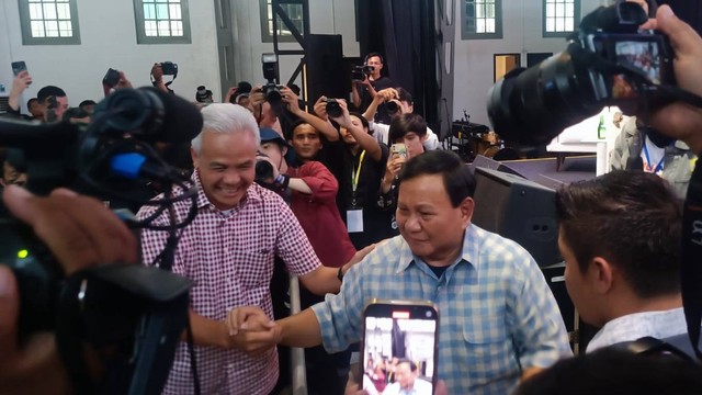 Ganjar Pranowo dan Prabowo Subianto di acara Belajaraya 2023 Pos Bloc, di Jakarta Pusat, Sabtu (29/7/2023). Foto: Thomas Bosco/kumparan