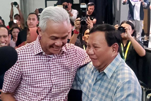 Prabowo Subianto berpelukan dengan Ganjar Pranowo saat bertemu di acara Belajaraya 2023 Pos Bloc, di Jakarta Pusat, Sabtu (29/7/2023). Foto: Thomas Bosco/kumparan