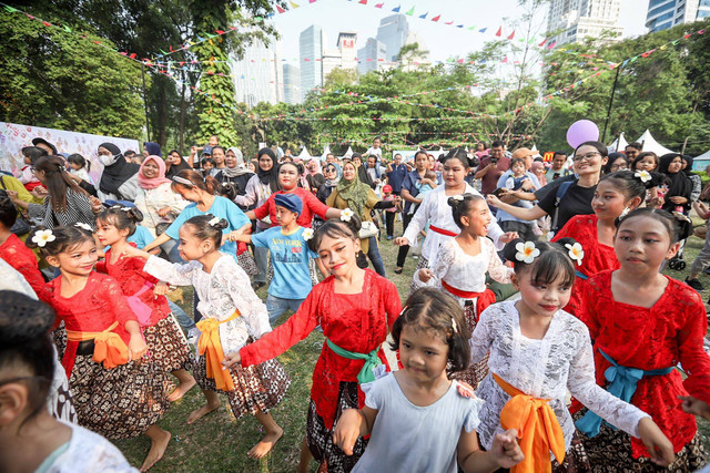 Pertunjukan tari dalam rangkaian Festival Hari Anak 2023 di Taman Anggrek, Gelora Bung Karno, Jakarta, Sabtu (29/7/2023). Foto: Jamal Ramadhan/kumparan
