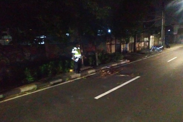 Kecelakaan lalu lintas di Jalan Katamso, Palmerah, Jakarta Barat, Jumat (28/7/2023) malam, akibat kabel melintang. Foto: Dok. Istimewa