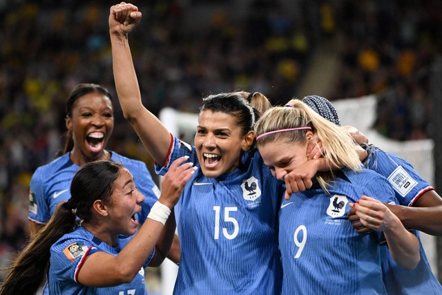 Pemain Prancis Eugenie Le Sommer merayakan gol pertama mereka dengan rekan setimnya saat hadapi Brasil pada Piala Dunia Wanita 2023, di Stadion Sepak Bola Brisbane, Brisbane, Australia, Sabtu (29/7/2023). Foto: Dan Peled/REUTERS