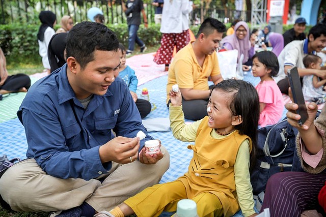 Keseruan Hair styling bersama ayah dalam rangkaian Festival Hari Anak 2023 di Taman Anggrek, Gelora Bung Karno, Jakarta, Sabtu (29/7/2023). Foto: Jamal Ramadhan/kumparan