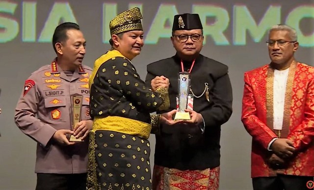 Dirjenpas dan 2 Orang Petugas Wali Pemasyarakatan Terima Penghargaan BNPT Awards