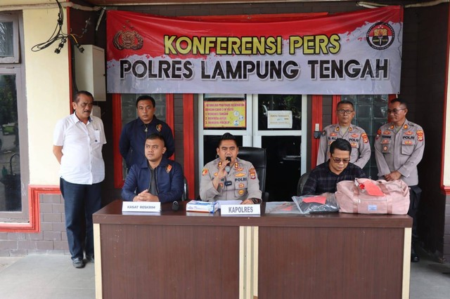 Kapolres Lampung Tengah, AKBP Doffie Fahlevi Sanjaya saat konferensi pers. | Foto: Dok Polres Lampung Tengah