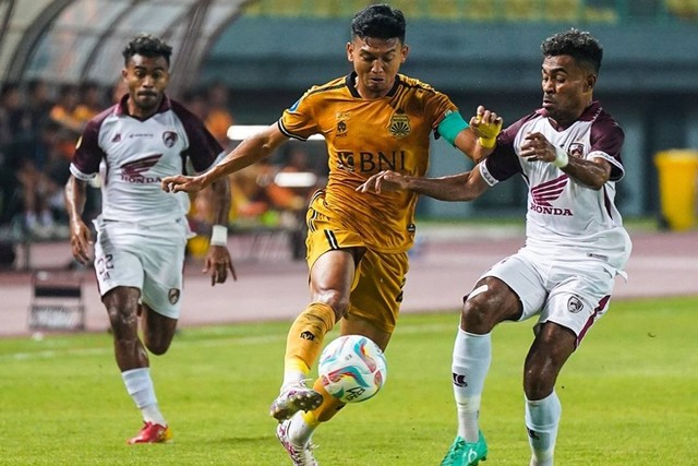 Duel Bhayangkara FC vs PSM Makassar dalam pekan lanjutan Liga 1 2023/24 di Stadion Patriot Candrabhaga, Bekasi pada Sabtu (29/7/2023). Foto: Instagram/@bhayangkarafc