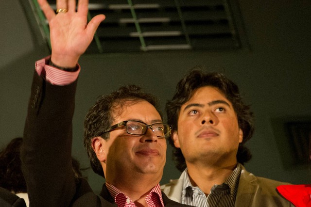 Presiden Kolombia, Gustavo Petro, bersama putranya Nicolas Petro (kanan). Foto: Eitan Abramovich/AFP