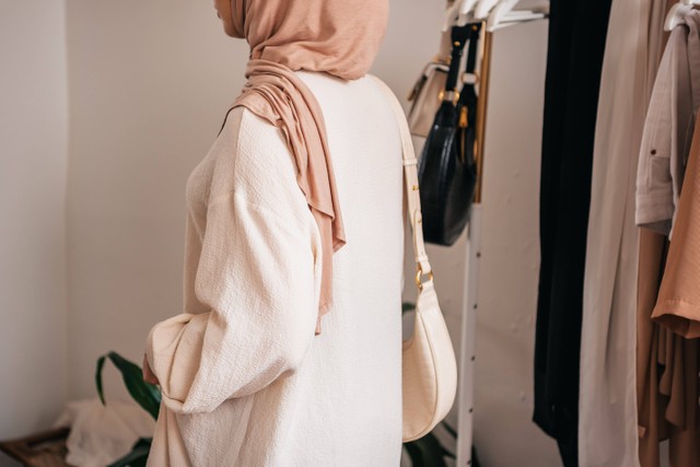 Ilustrasi Cara Menyimpan Jilbab di Lemari, Foto: Pexels/PNW Production