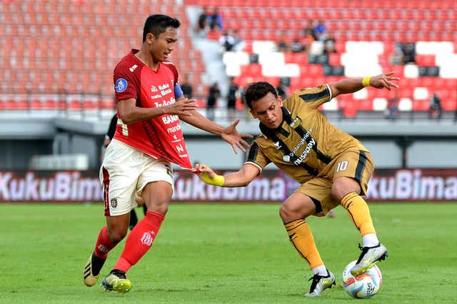 
Pesepak bola Bali United Ricky Fajrin (kiri) berebut bola dengan pesepak bola Dewa United Egy Maulana Vikri (kanan) saat pertandingan Liga 1 2023/2024 di Stadion Kapten I Wayan Dipta, Gianyar, Bali, Sabtu (29/7/2023).  Foto: Fikri Yusuf/ANTARA FOTO