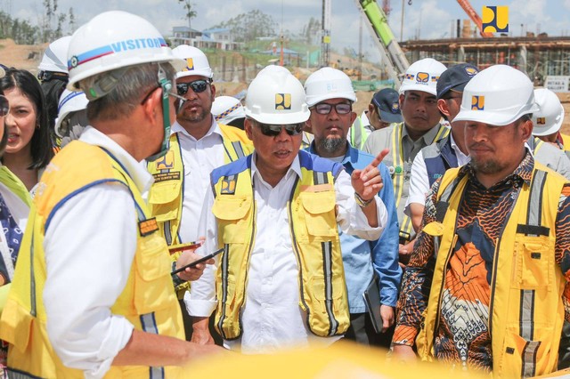Menteri PUPR Basuki Hadimuljono meninjau progres pembangunan IKN Nusantara. Foto: PUPR