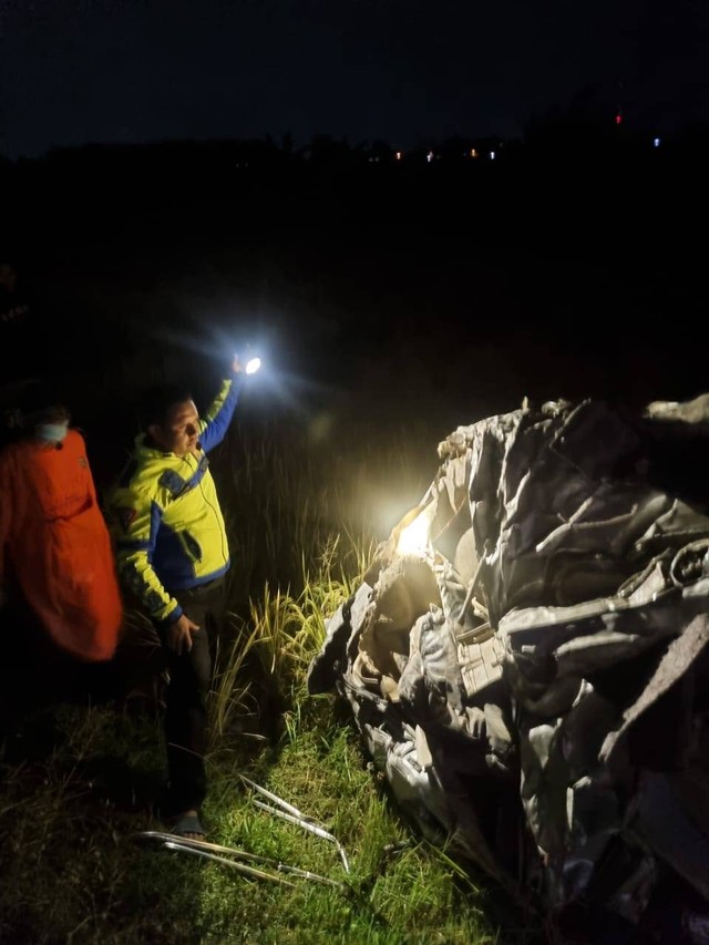 Bangkai kendaraan yang tertabrak kereta api. Foto: Elok Apriyanto