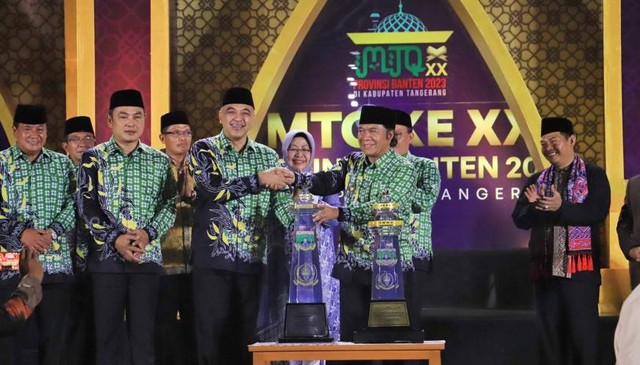 Bupati Tangerang Ahmed Zaki Iskandar menerima piala bergilir MTQ ke-20  di Alun-Alun Tigaraksa, Kabupaten Tangerang, Sabtu malam (29/07/2023).  Foto: Pemkab Tangerang