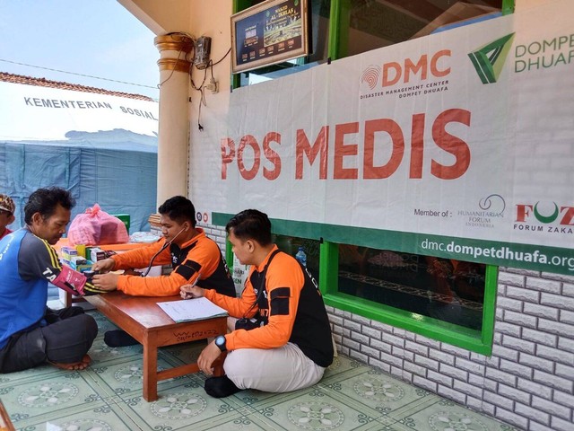 Hingga siang ini (Minggu, 30/07) DMC Dompet Dhuafa melalui Dompet Dhuafa Jawa Tengah terus melakukan dukungan dalam upaya evakuasi terhadap delapan penambang emas yang terjebak di dalam sumur tambang di Desa Pancurendang Kecamatan Ajibarang Kabupaten Banyumas, Jawa Tengah.