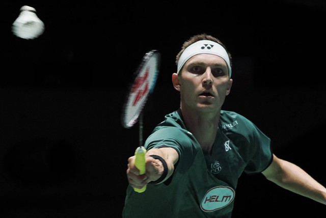 Aksi Viktor Axelsen dalam Japan Open 2023 di Yoyogi National Gymnasium, Tokyo, Jepang, pada Juli 2023. Foto: Toshifumi KITAMURA / AFP