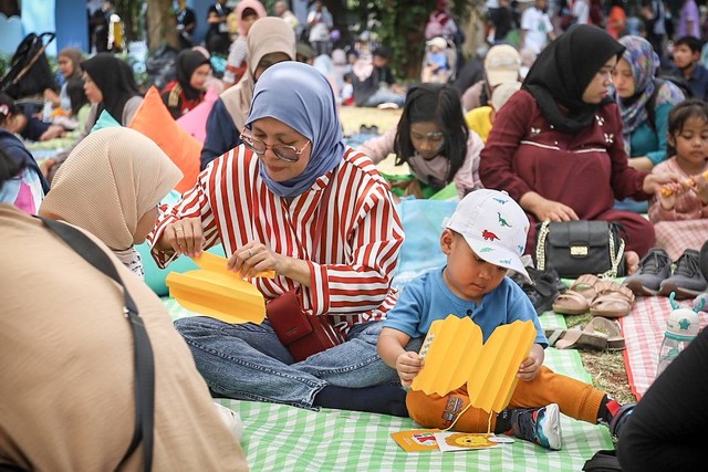 Keseruan saat anak dan orang tua membuat lion foldable fan di Festival Hari Anak 2023 bersama kumparanMOM di Taman Anggrek GBK, Jakarta, Minggu (30/7/2023). Foto: Dicky Adam Sidiq/kumparan