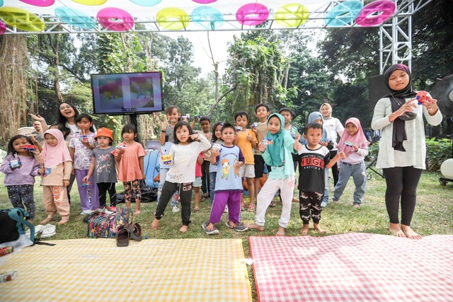 Anak-anak berkreasi dari bungkus ultramimi di Festival Hari Anak 2023 bersama kumparanMOM di Taman Anggrek GBK, Jakarta, Minggu (30/7/2023). Foto: Dicky Adam Sidiq/kumparan