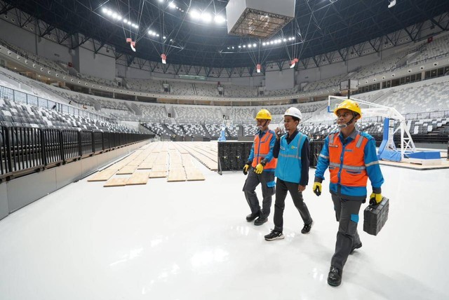 Inspeksi jaringan kelistrikan dilakukan petugas PLN untuk memastikan kelancaran FIBA World Cup 2023 yang akan di gelar di Indoor Multifunction Stadium (IMS) Indonesia Arena Gelora Bung Karno (GBK) Senayan, Jakarta, Minggu (30/7/2023). Foto: PLN