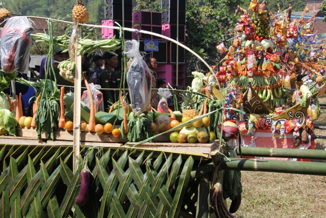 Arak-arakan ancak pada bersih Desa Kalirejo 2023. Sumber Foto: Bagas Dwi Rabbani