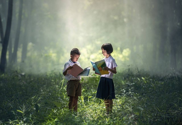 Foto dua anak yang sedang baca buku. Foto: Pixabay