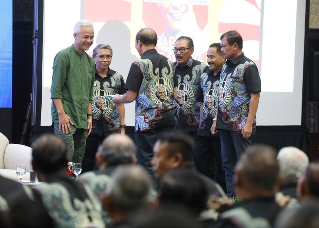 Purnawirawan TNI/Polri di hadapan bakal calon presiden 2024 dari PDIP, Ganjar Pranowo. Foto: Dok. Istimewa