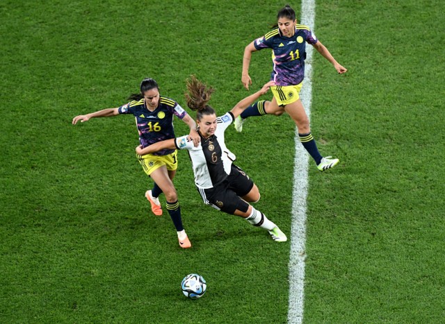 Lena Oberdorf dari Jerman duel dengan Lady Andrade  dan Catalina Usme dari Kolombia di Stadion Sepak Bola Sydney, Sydney, Australia. Foto: Jaimi Joy/Reuters