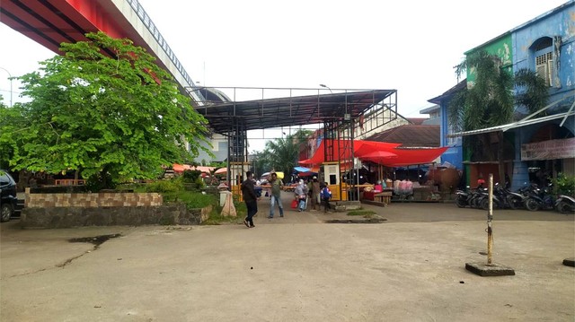 Parkir di kawasan Jembatan Ampera 16 Ilir Palembang. (Foto:Reno/Urban Id)