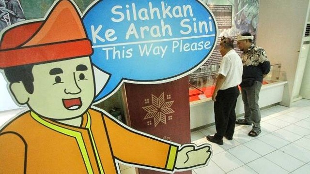 Dua orang pengunjung yang sedang melihat koleksi senjata tradisional di event pameran nasional pameran senjata tradisional di museum Sumatera Selatan, Minggu (30/7) Foto: ary priyanto/urban id