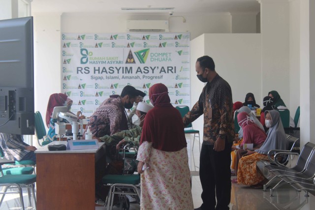 Rumah Sakit Hasyim Asy’ari (RSHA) Tebuireng Jombang menggelar aksi sosial berupa layanan kesehatan Gratis seperti pengobatan dan pengecekan bagi masyarakat pada (Sabtu, 29/07/2023) sebagai rangkaian  Grand Launching RSHA.