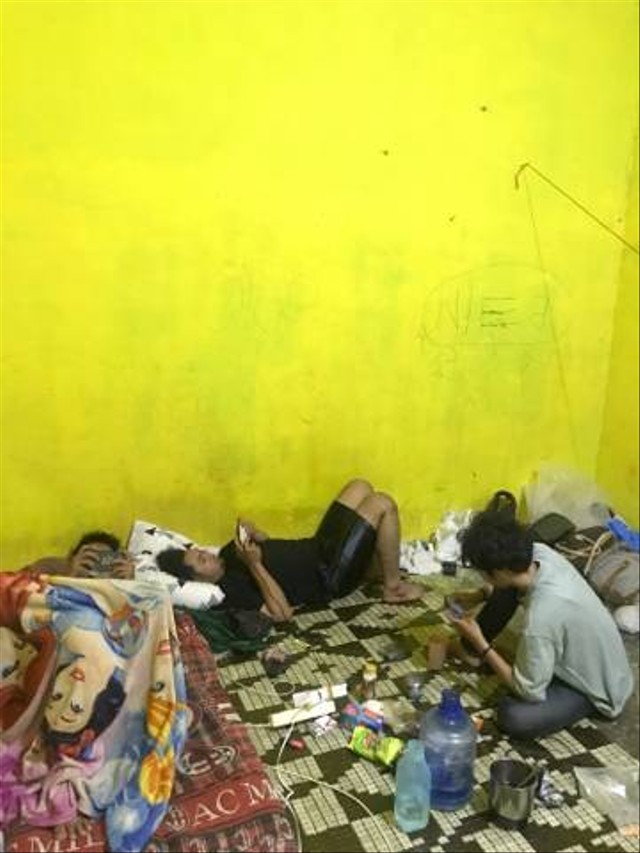 Three Idiot yang sedang berkumpul di posko cowok KKN desa Bato. Foto: Dokumen pribadi