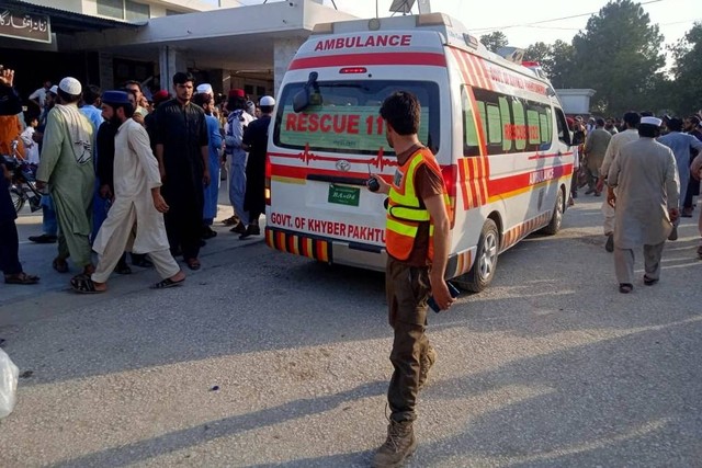 Petugas memindahkan korban yang terluka akibat bom bunuh diri di provinsi Khyber Pakhtunkhwa, Pakistan. Foto: Penyelamatan 1122/via REUTERS