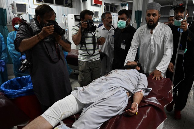 Petugas memindahkan korban yang terluka akibat bom bunuh diri di provinsi Khyber Pakhtunkhwa, Pakistan. Foto: Abdul MAJEED / AFP