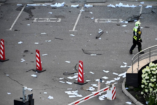 Kondisi usai serangan drone di blok kantor Pusat Bisnis Internasional Moskow (Moskva City) di Moskow, Rusia, Minggu (30/7/2023). Foto: Alexander NEMENOV / AFP