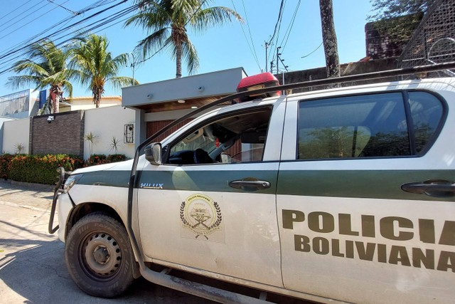 Petugas polisi anti-narkotika melakukan penggerebekan di sebuah rumah selama operasi untuk mencoba menangkap Sebastian Marset dari Uruguay di Santa Cruz, Bolivia. Foto: RICARDO MONTERO / AFP
