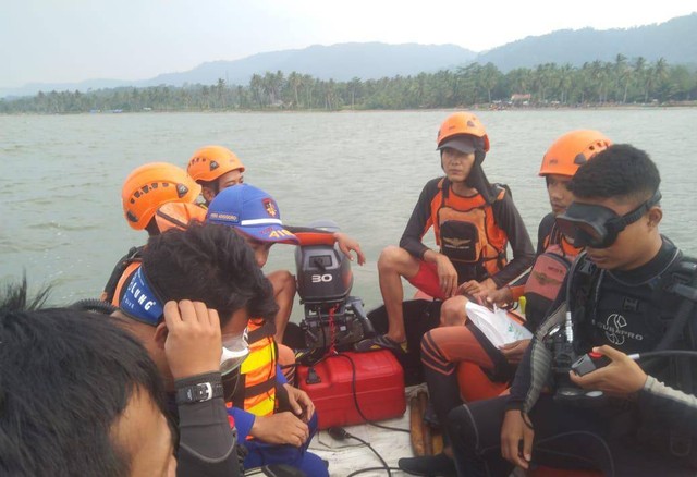 Tim SAR gabungan melakukan upaya pencarian terhadap bocah berusia 10 tahun yang hilang diduga terseret ombak. | Foto : Dok. Basarnas Lampung