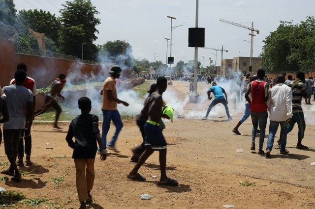 Kedutaan Prancis di Niamey Niger diserbu massa. Foto: Stringer/REUTERS
